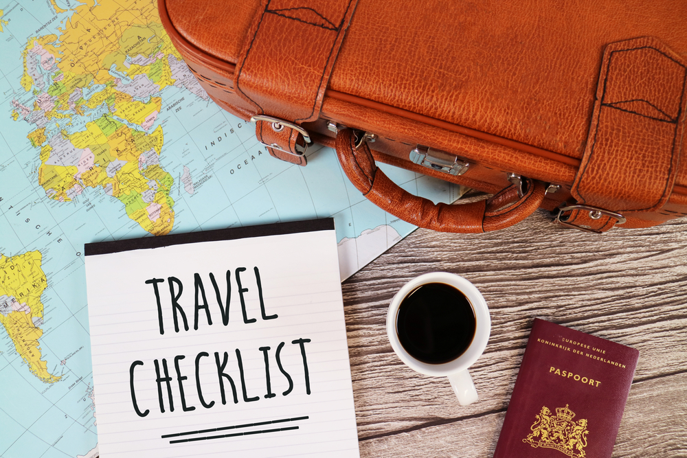 Koffer, Landkarte, Reisepass, Kaffeetasse, Checkliste