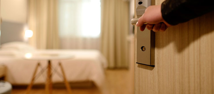 Abzocke bei der Hotelbuchung im Internet: Service-Gebühren in Höhe des Zimmerpreises