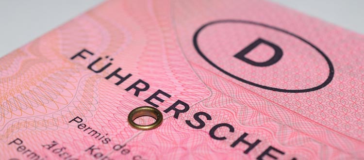 Ausweis oder Führerschein im Ausland weg – was tun?