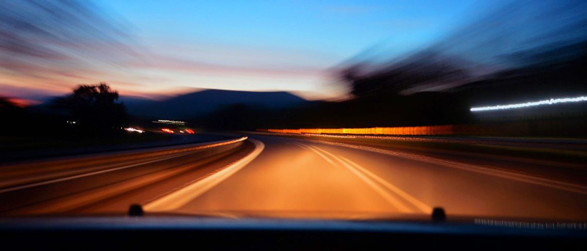 Nachts in den Urlaub: ACV Tipps für eine sichere Fahrt